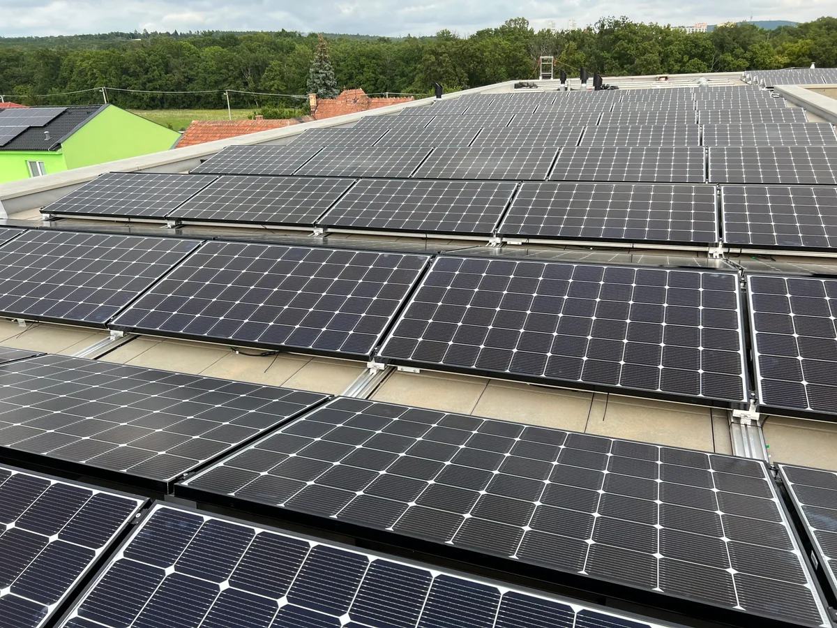 Fotovoltaické panely na ploché střeše FVE Kociánka, celkový pohled